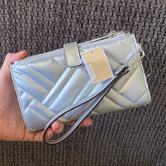 SOLD! NWT Michael Kors Peyton Double Zip Wristlet - Picture 4 of 16